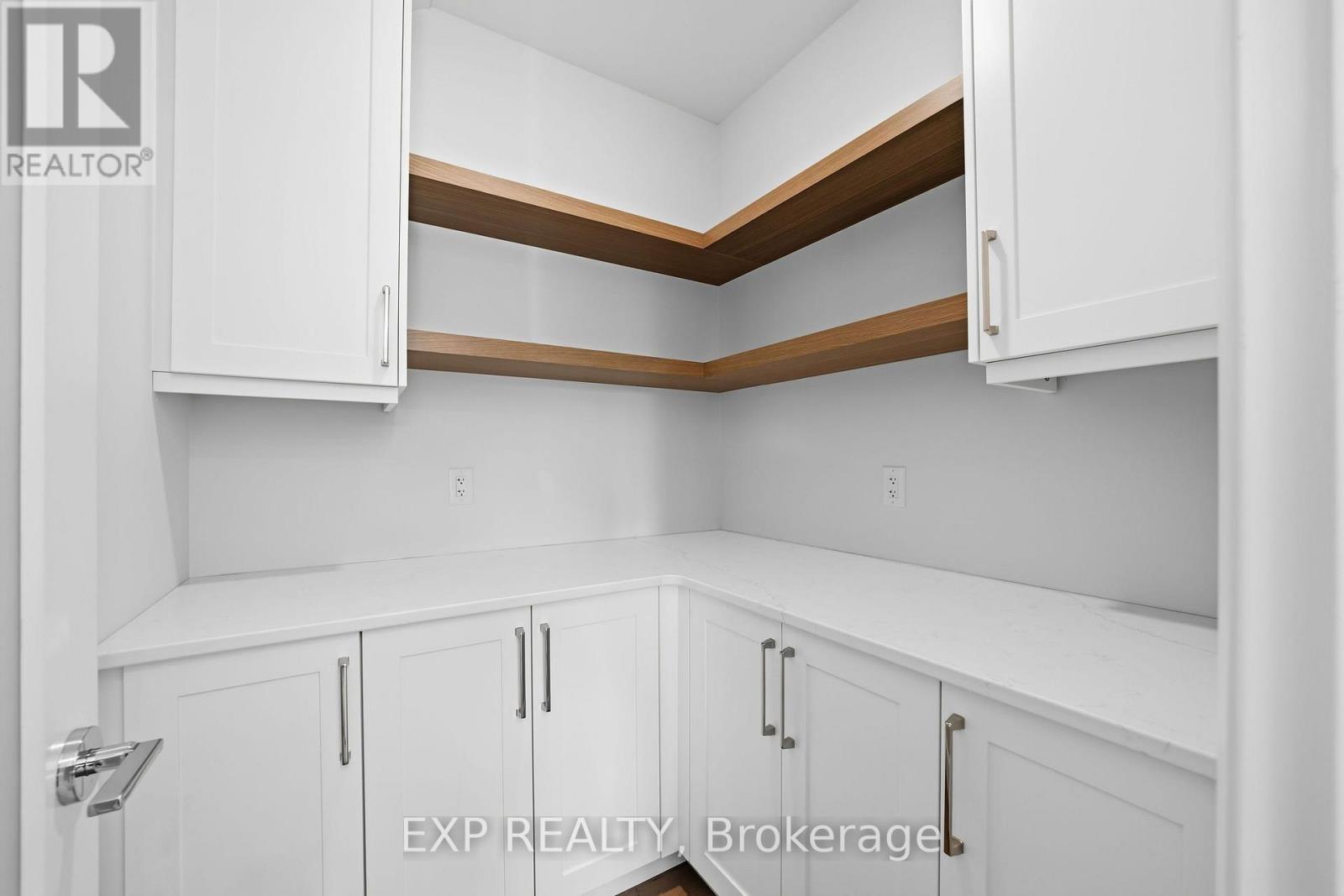 253 John Street Property Photo 6