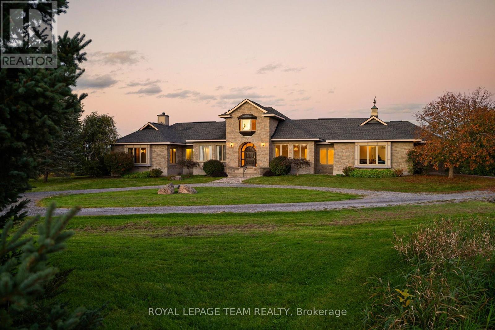 285 Pinhey Point Road Property Photo 1