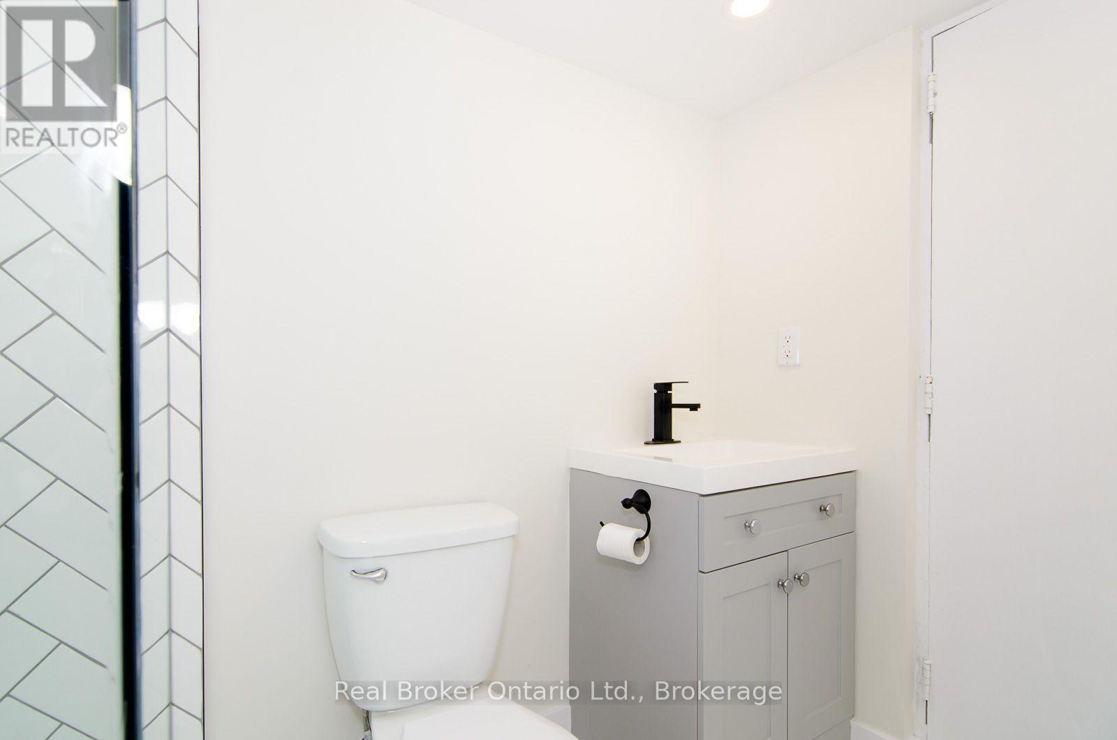 Lower - 1175 Dunsmure Road Property Photo 8