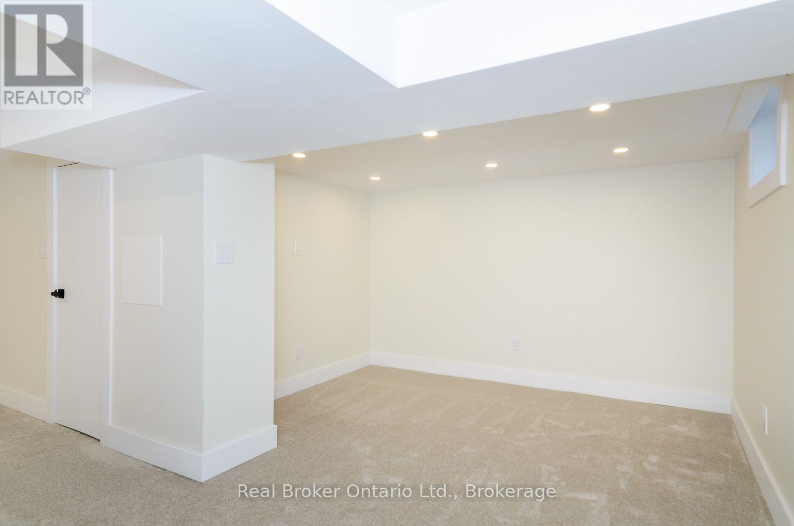 Lower - 1175 Dunsmure Road Property Photo 14