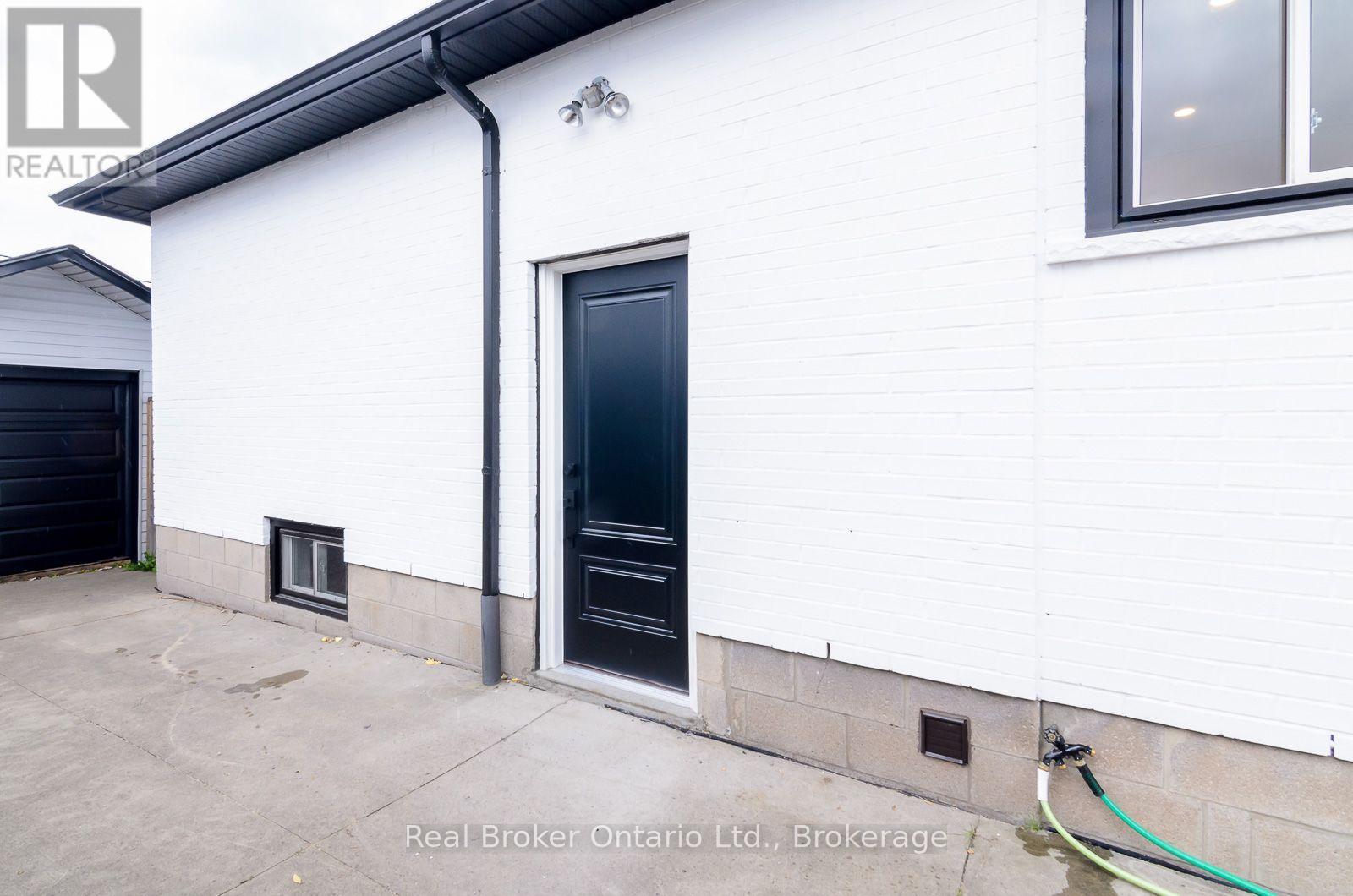 Lower - 1175 Dunsmure Road Property Photo 18