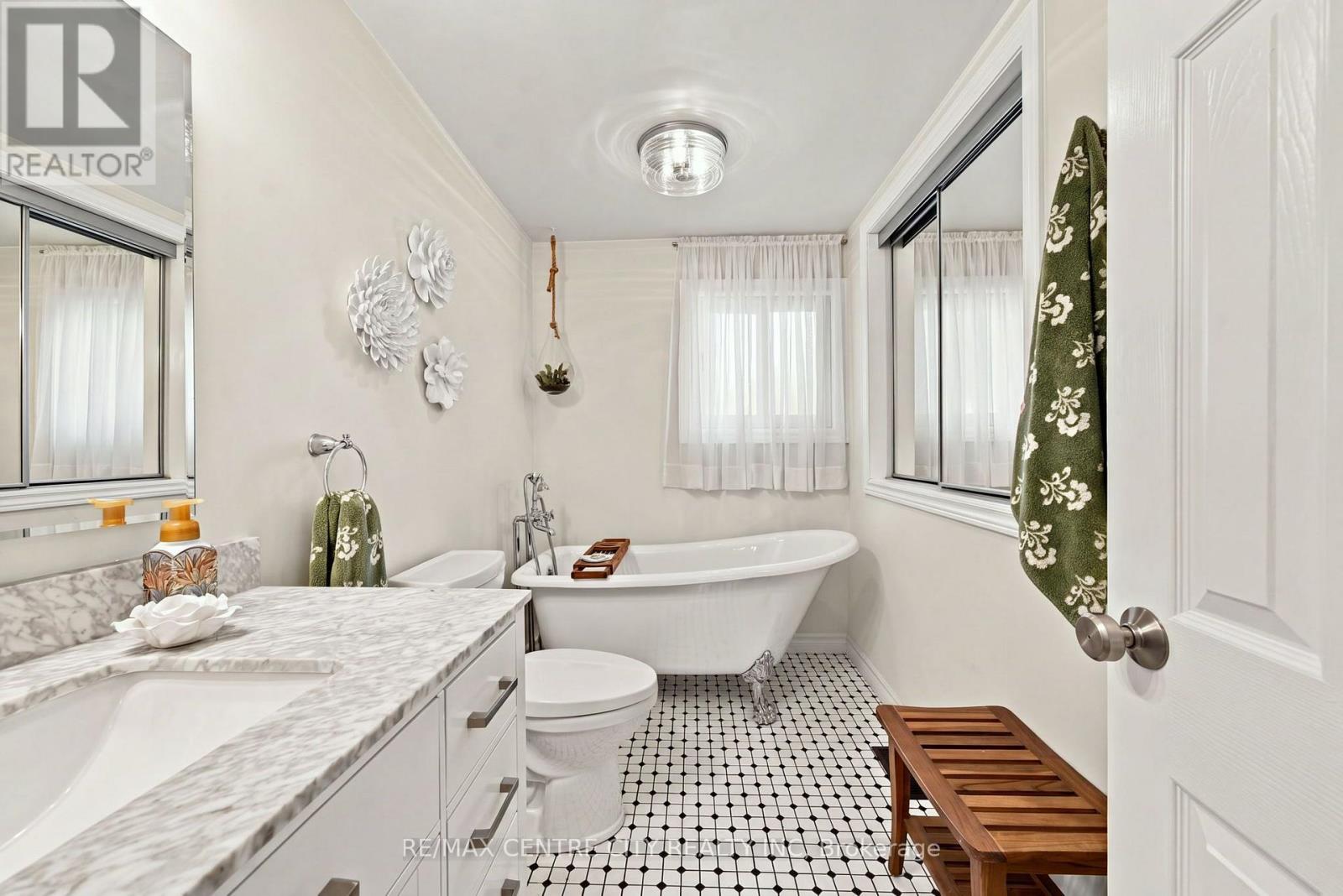 96 Tweed Crescent Property Photo 24