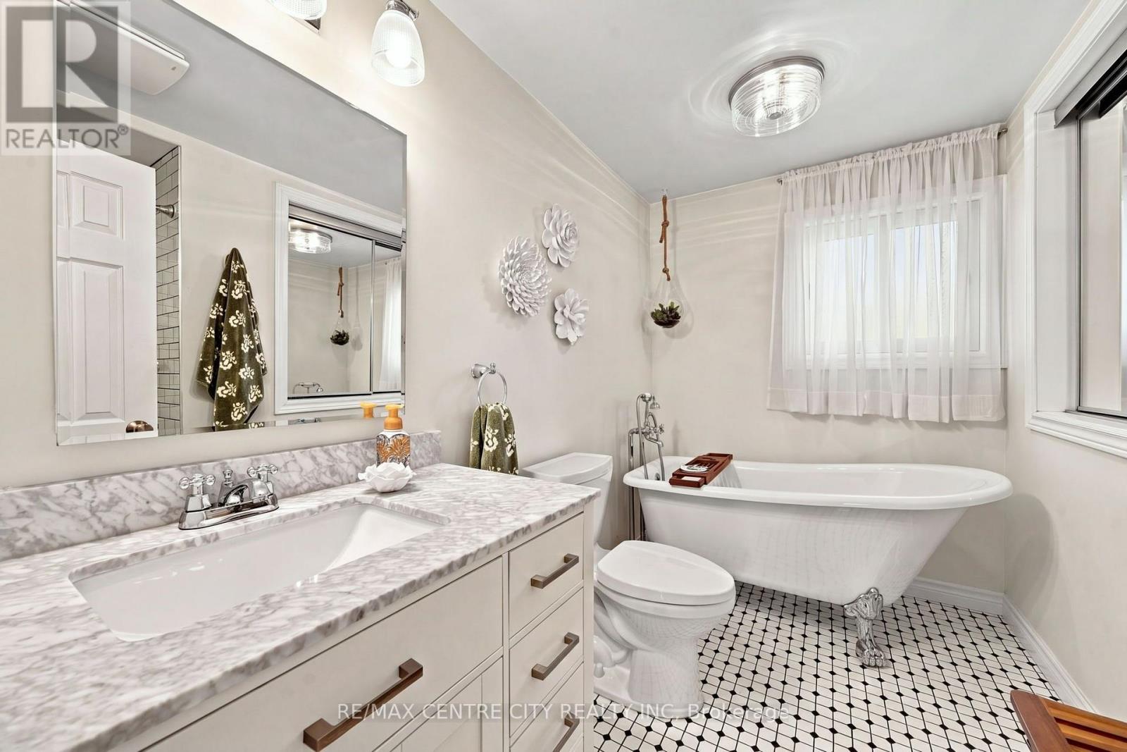96 Tweed Crescent Property Photo 25