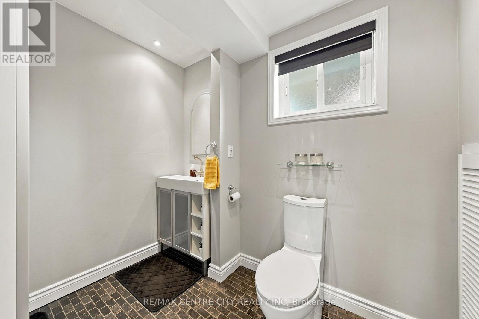 96 Tweed Crescent Property Photo 33