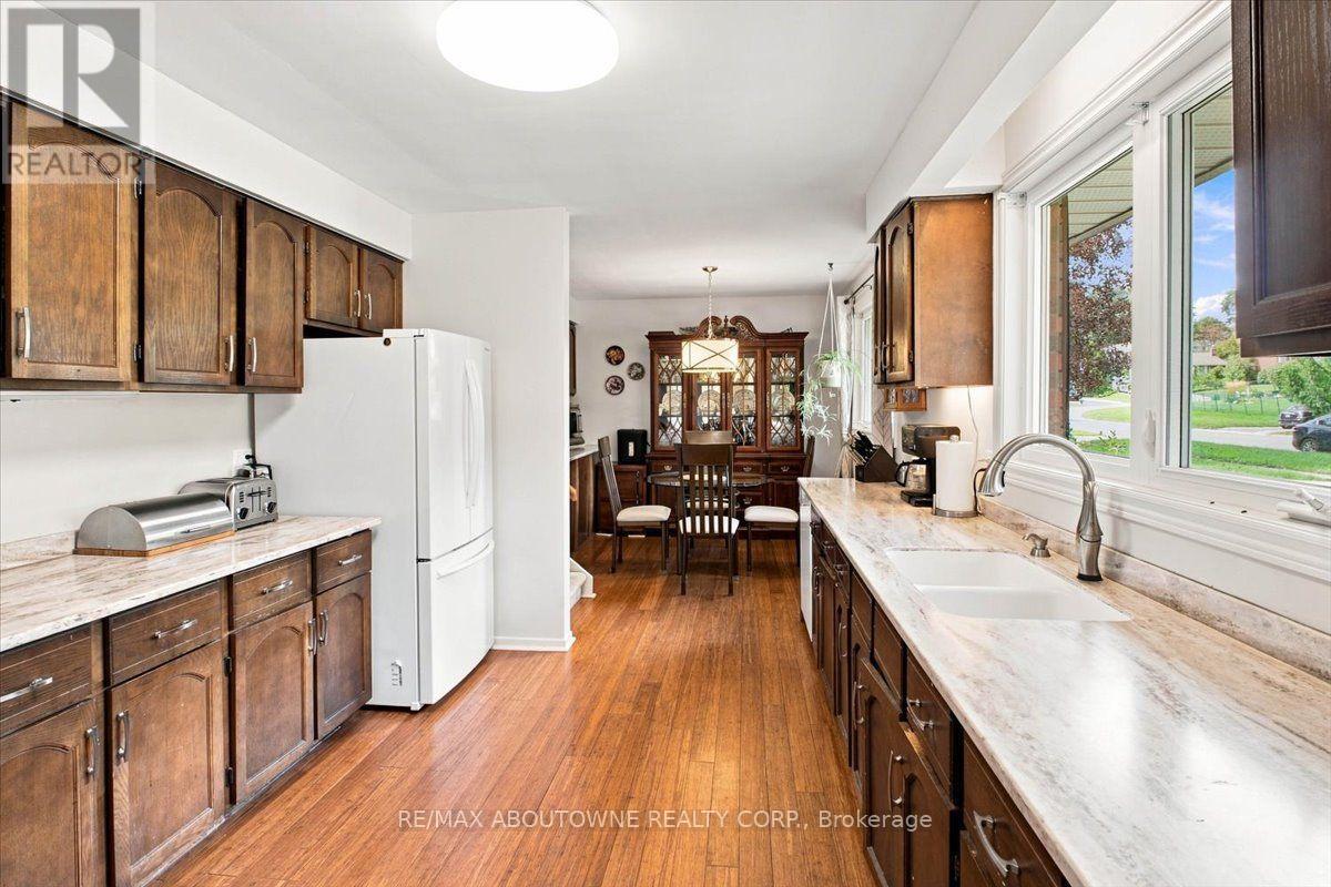 943 Mayfair Crescent Property Photo 3