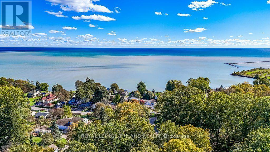 245 Currie Boulevard Property Photo 7