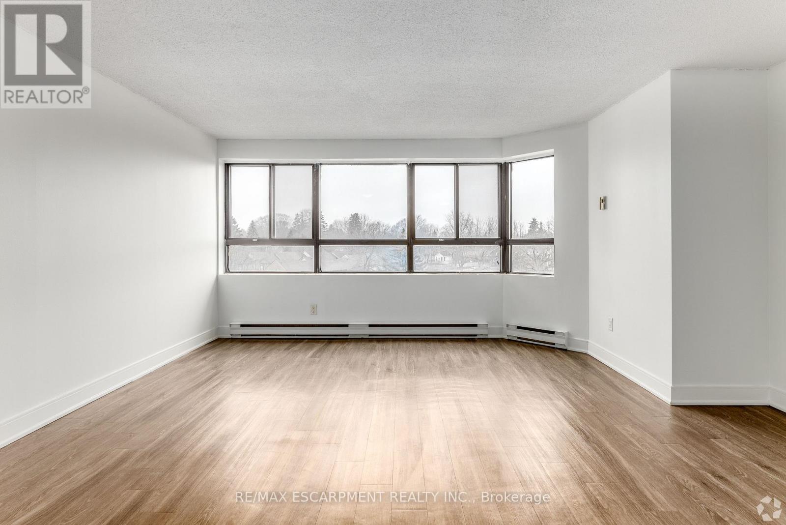 0033 - 565 Belmont Avenue W Property Photo 3