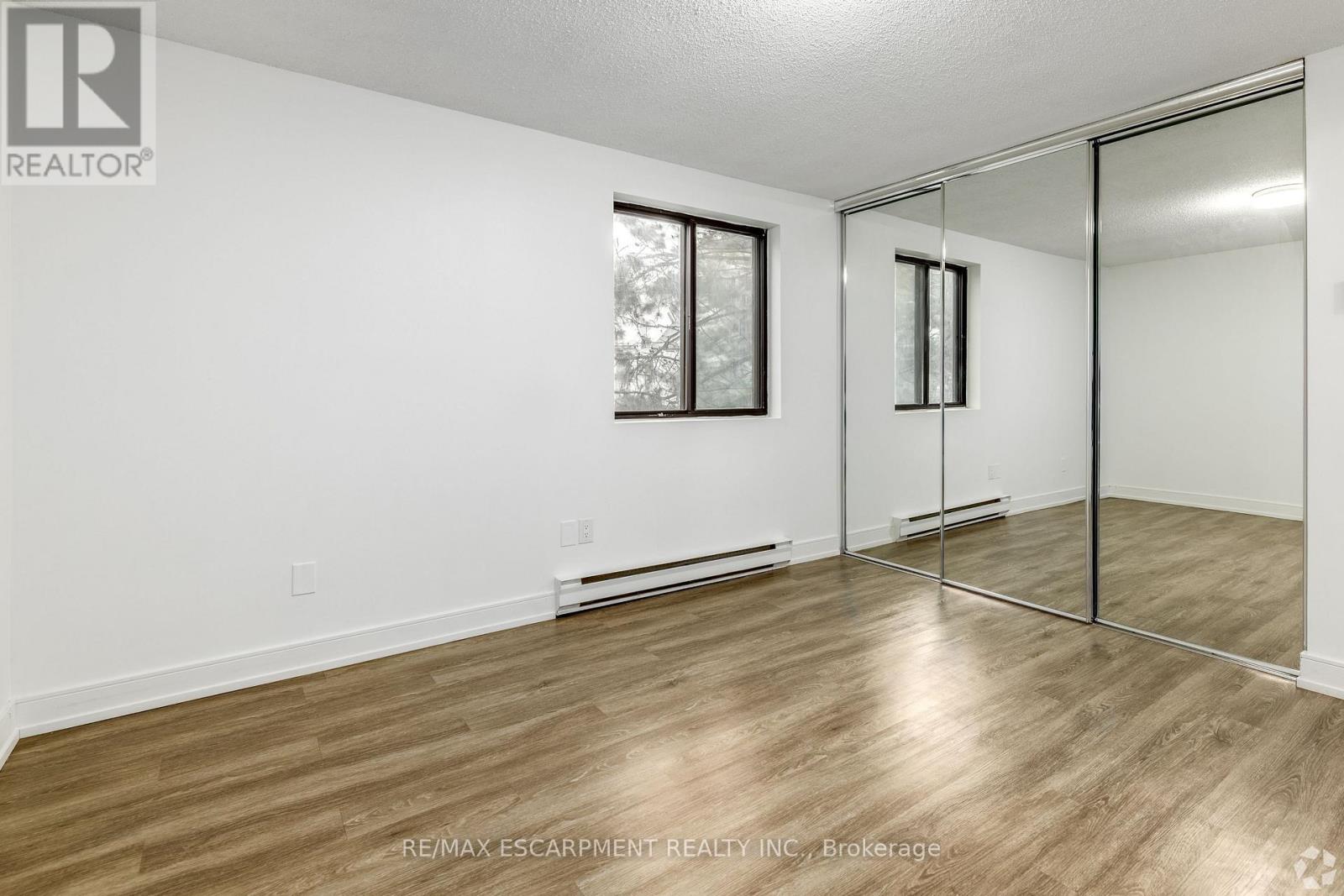 0033 - 565 Belmont Avenue W Property Photo 5