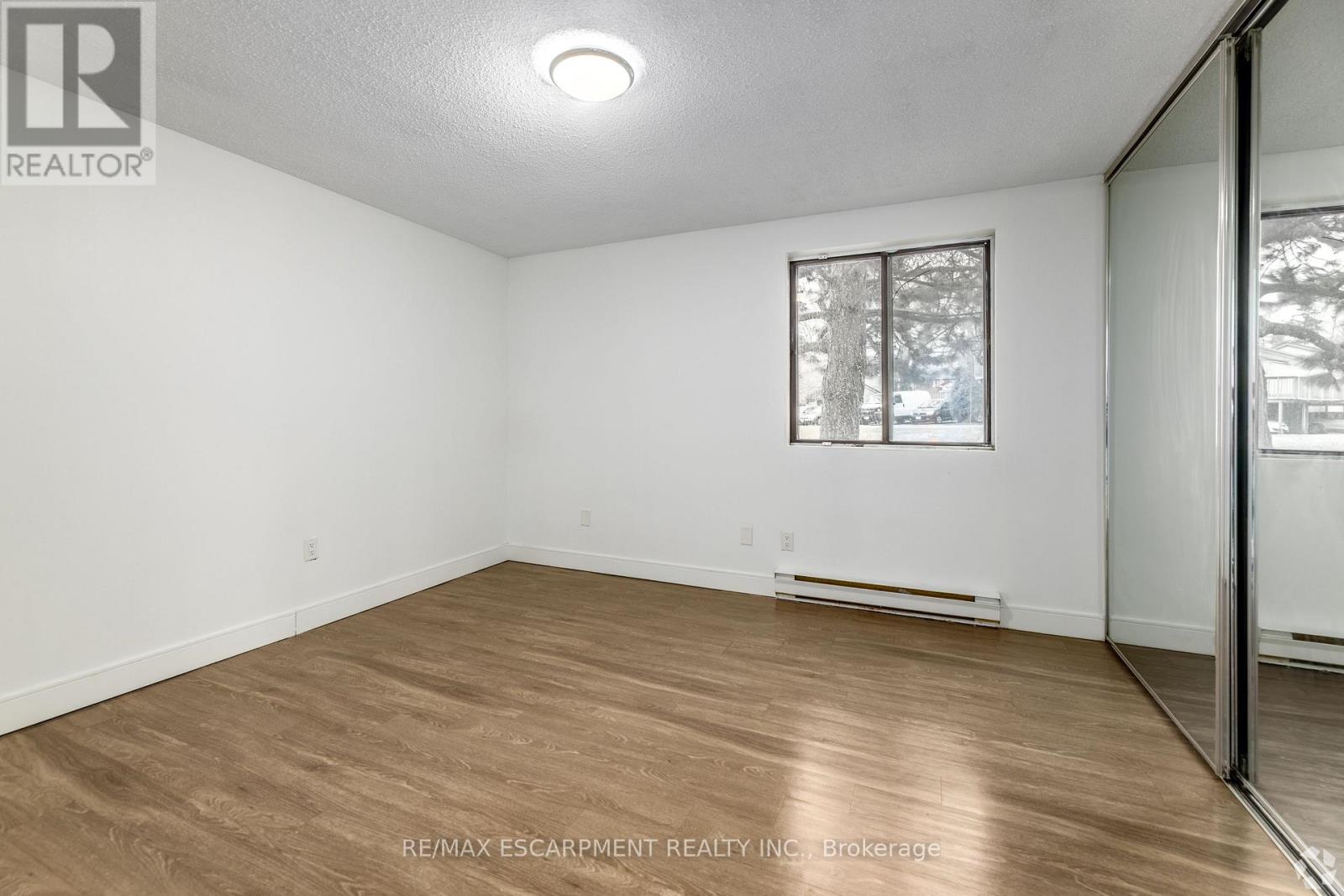 0033 - 565 Belmont Avenue W Property Photo 6