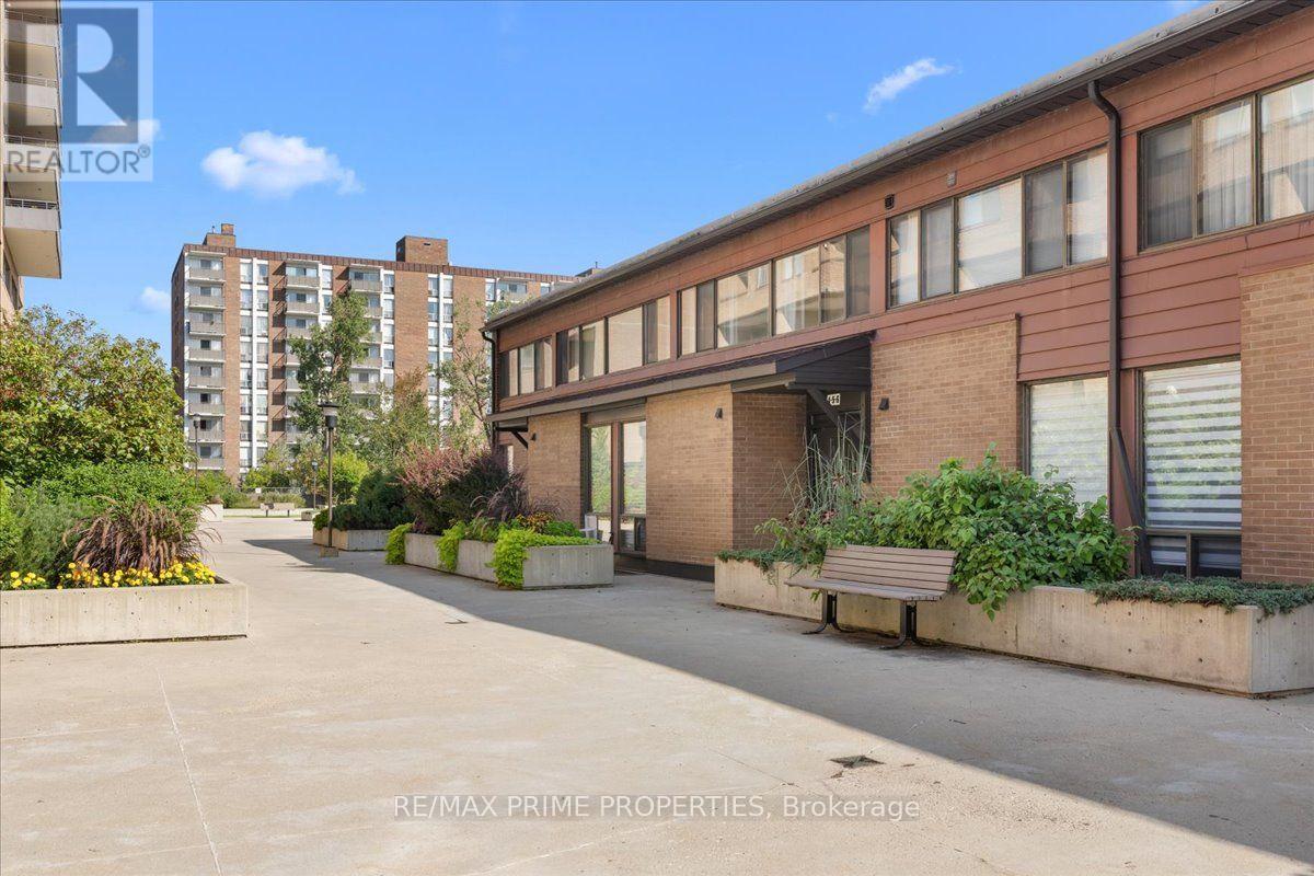 4 - 525 St. Laurent Boulevard Property Photo 2