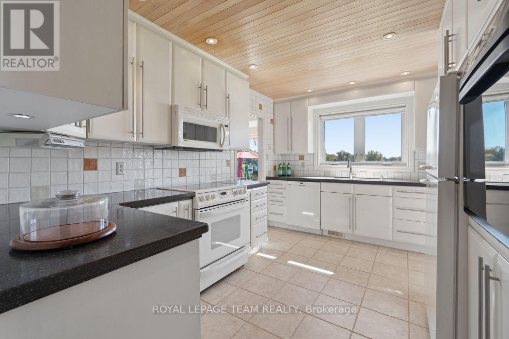 5050 Mowatview Court Property Photo 17