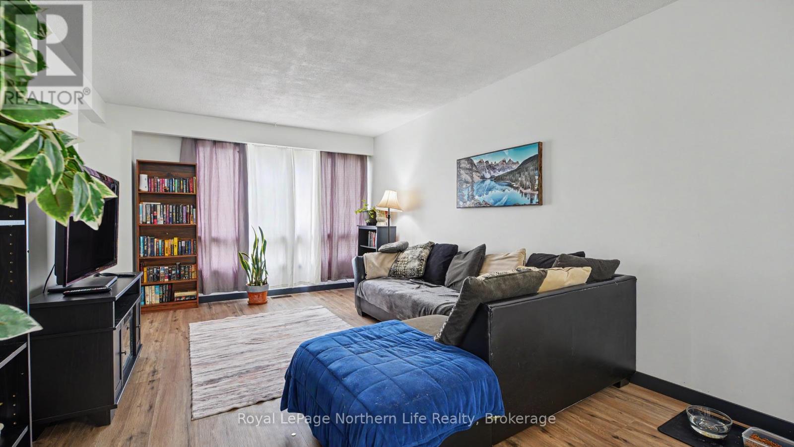 811 Tackaberry Drive Property Photo 3