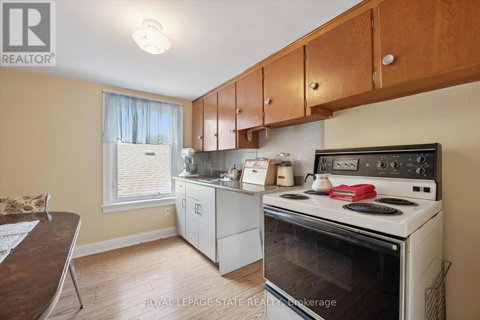1873 Main Street E Property Photo 29