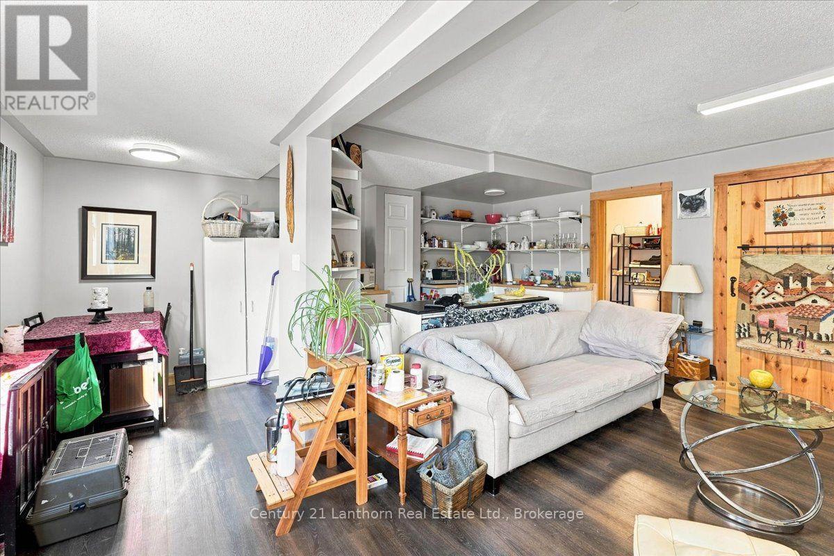 282-284 & 286 Wellington Main Street Property Photo 16