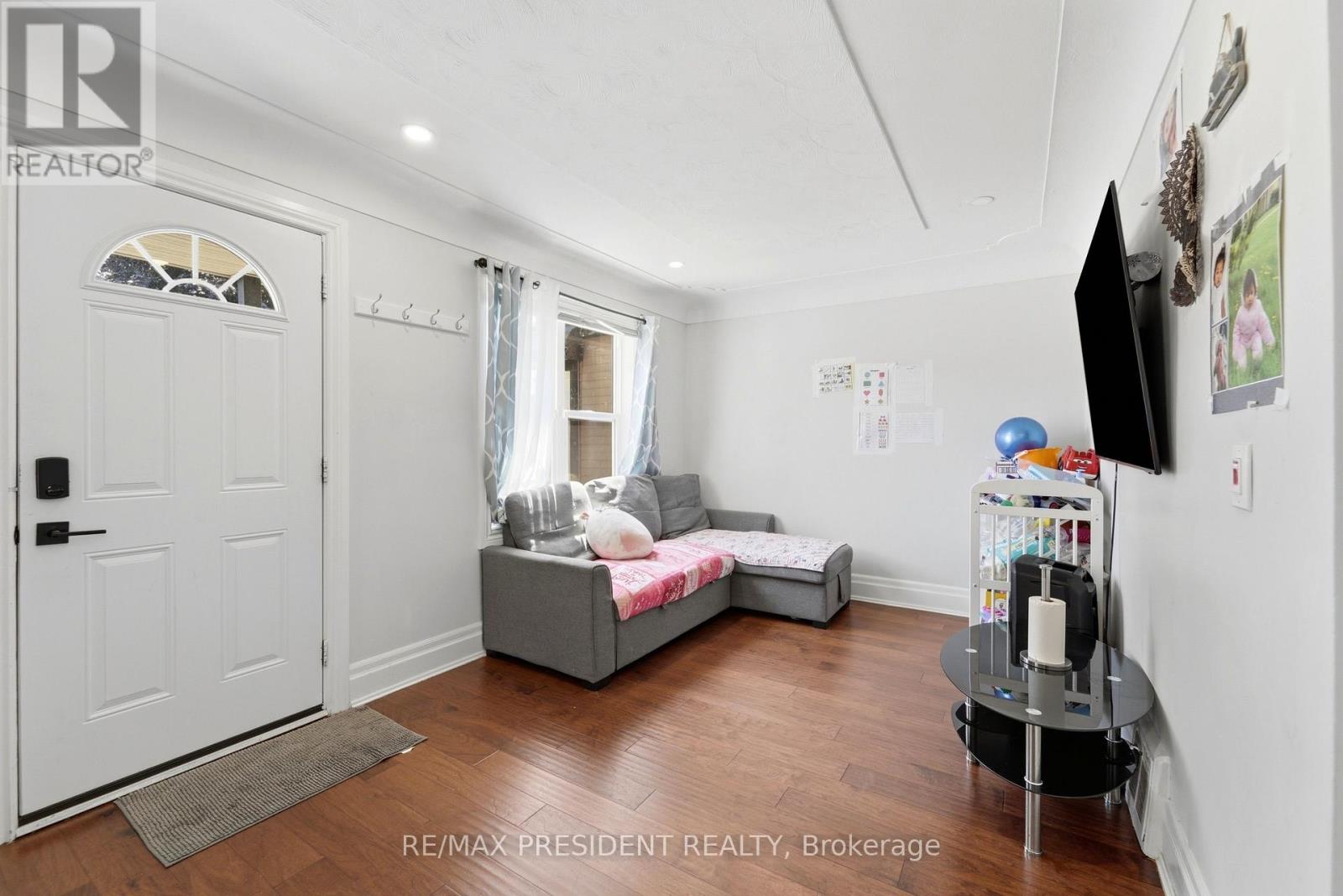 43 Adair Avenue N Property Photo 2