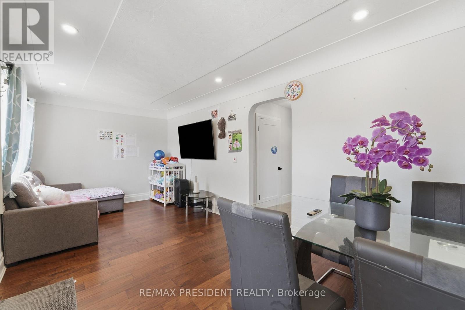 43 Adair Avenue N Property Photo 3