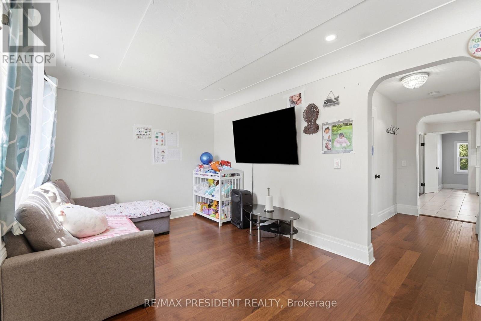 43 Adair Avenue N Property Photo 4
