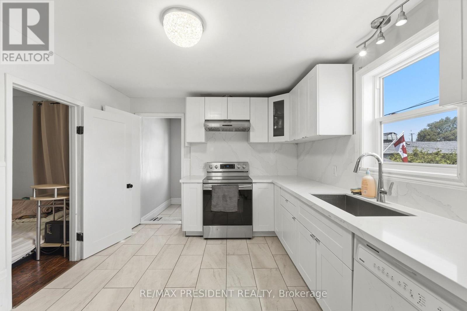 43 Adair Avenue N Property Photo 7