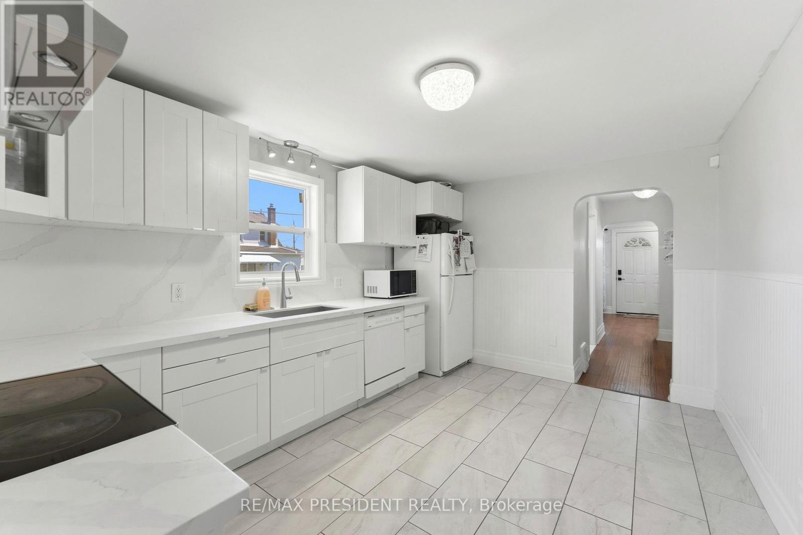 43 Adair Avenue N Property Photo 8