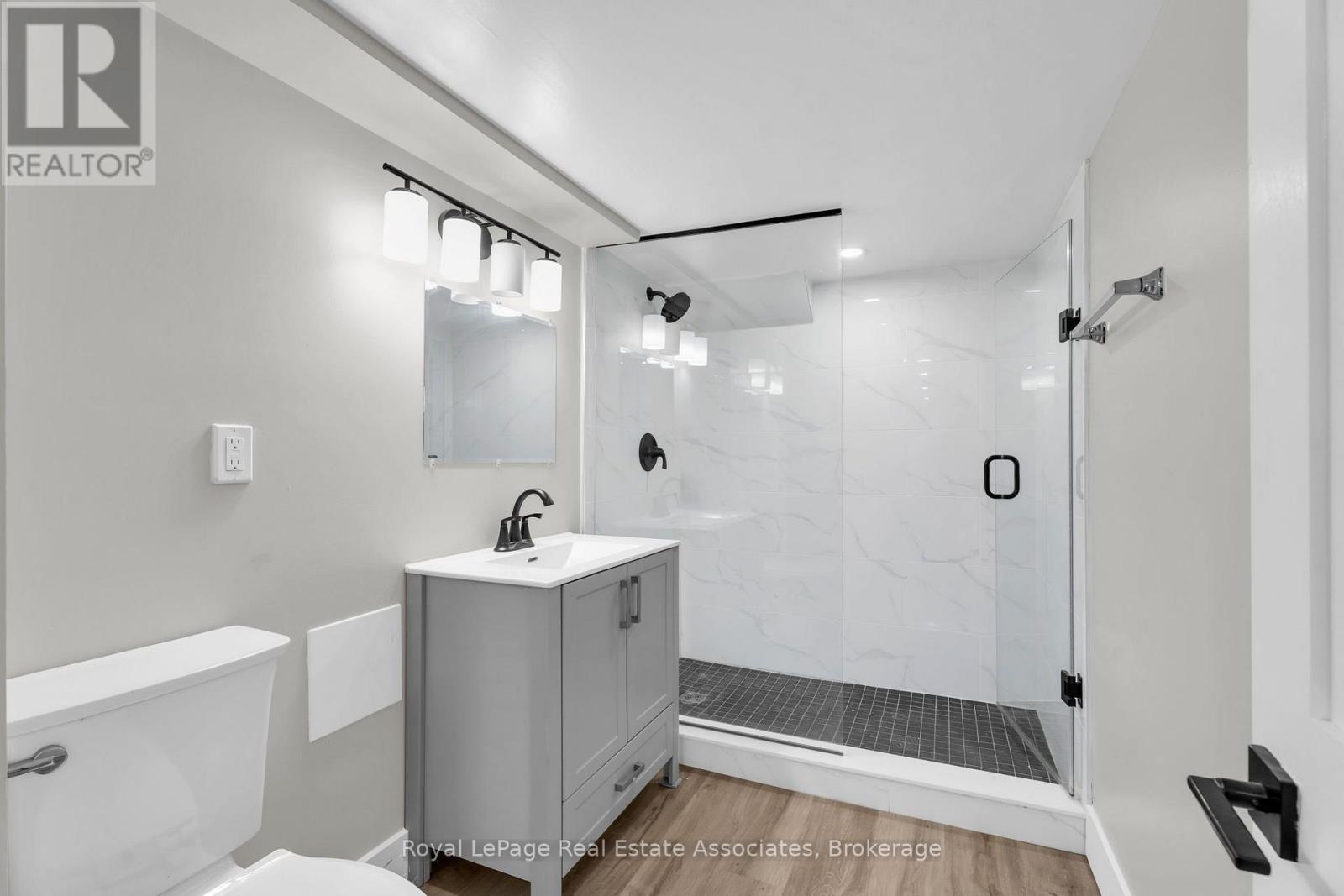 526 King Street E Property Photo 11
