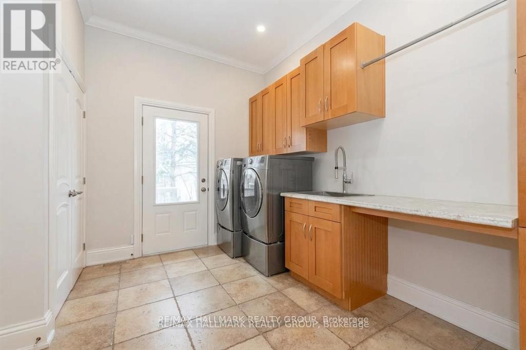 5800 Queenscourt Crescent Property Photo 18