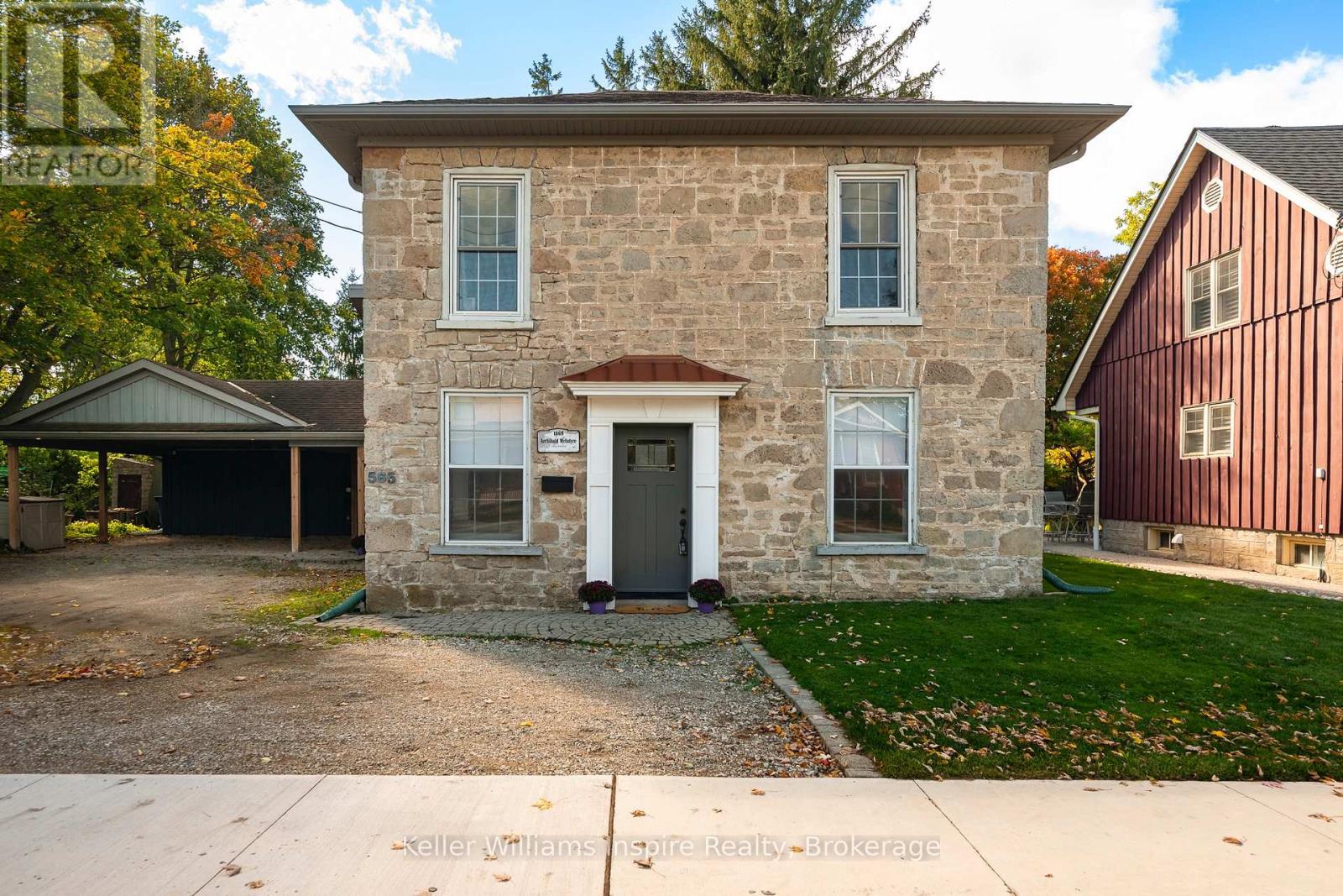 565 St David Street N Property Photo 1