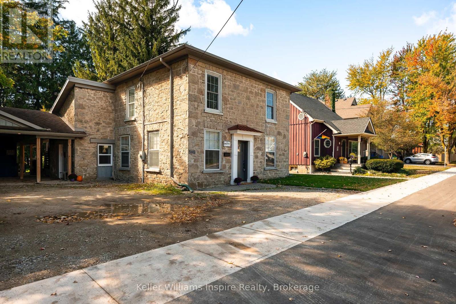 565 St David Street N Property Photo 2