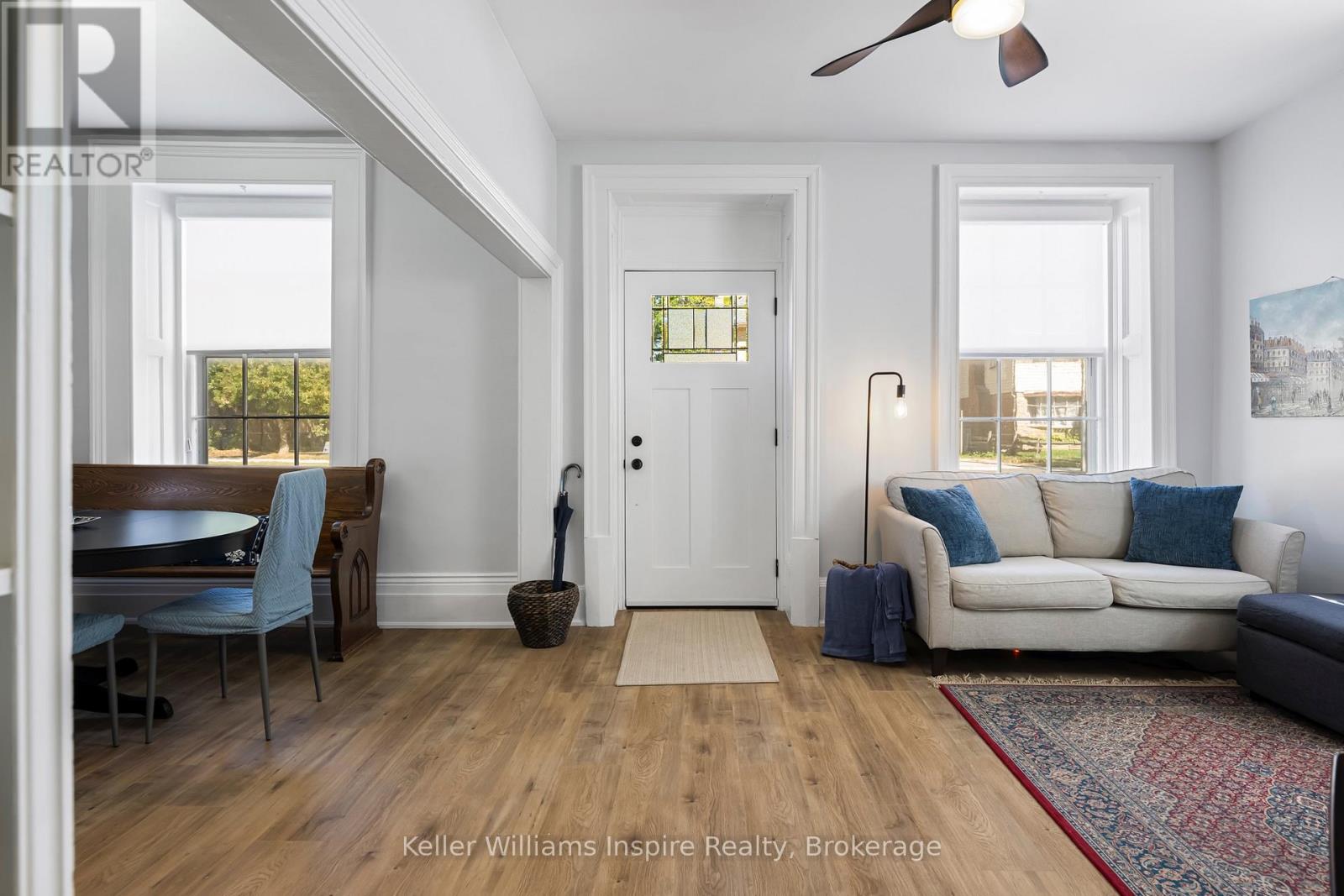 565 St David Street N Property Photo 3
