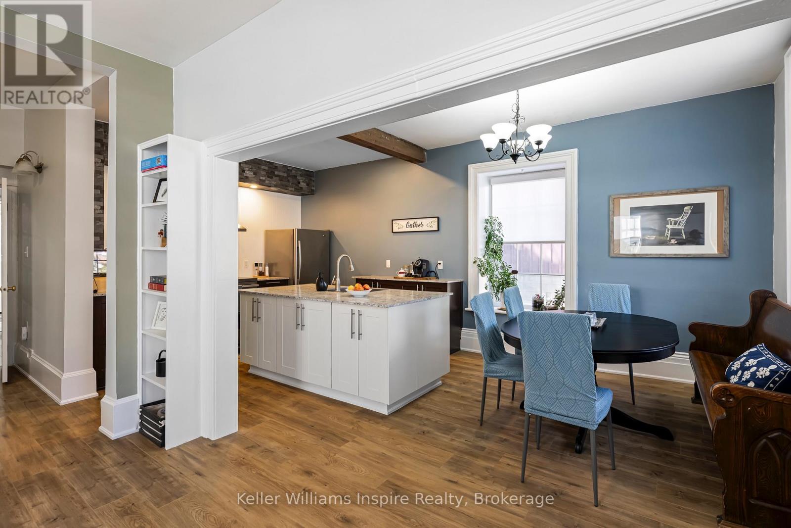 565 St David Street N Property Photo 4