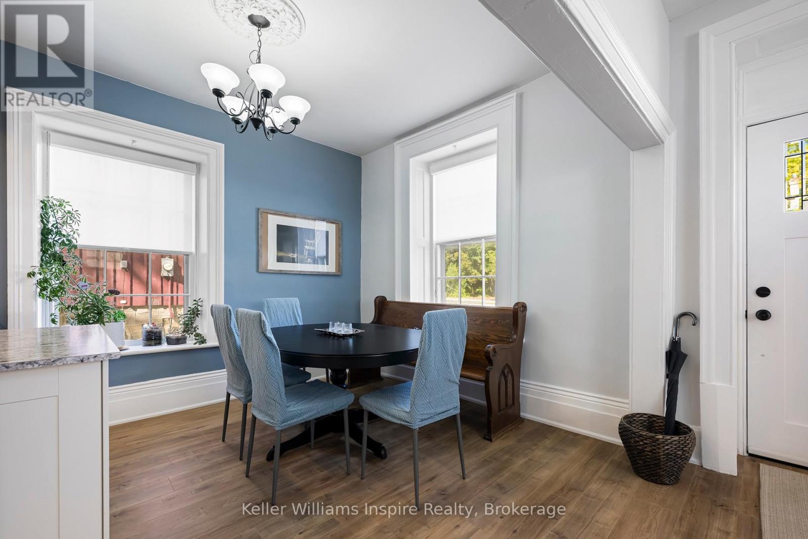 565 St David Street N Property Photo 8