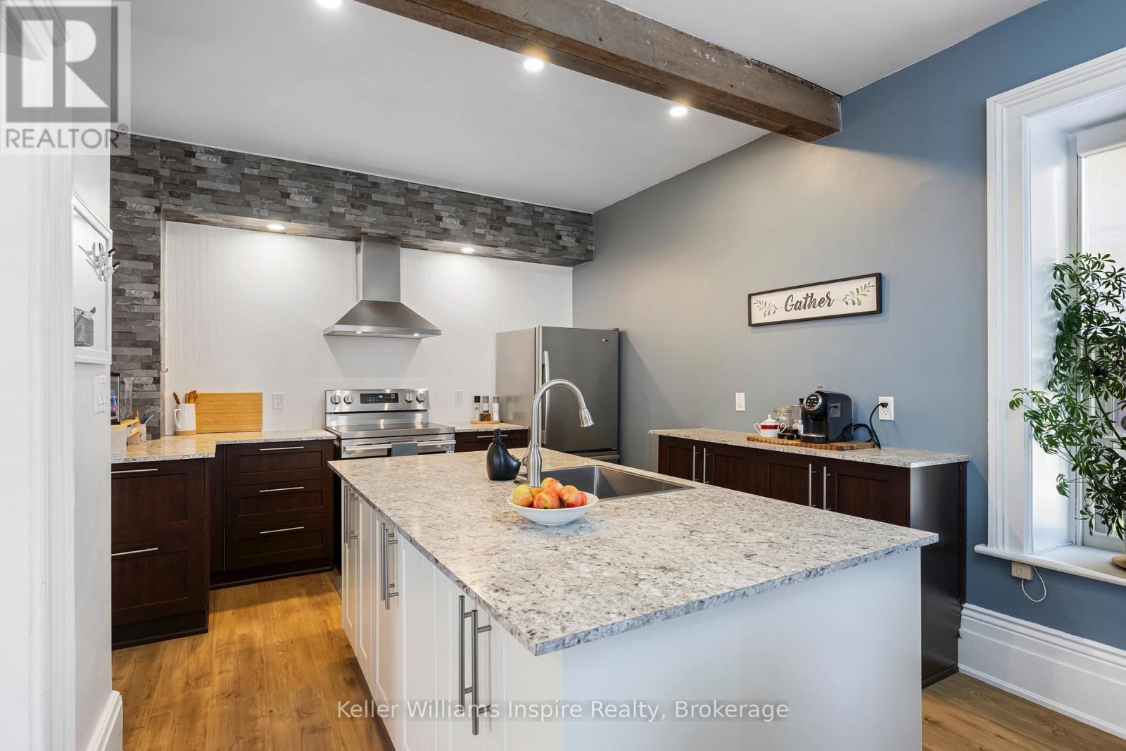 565 St David Street N Property Photo 10