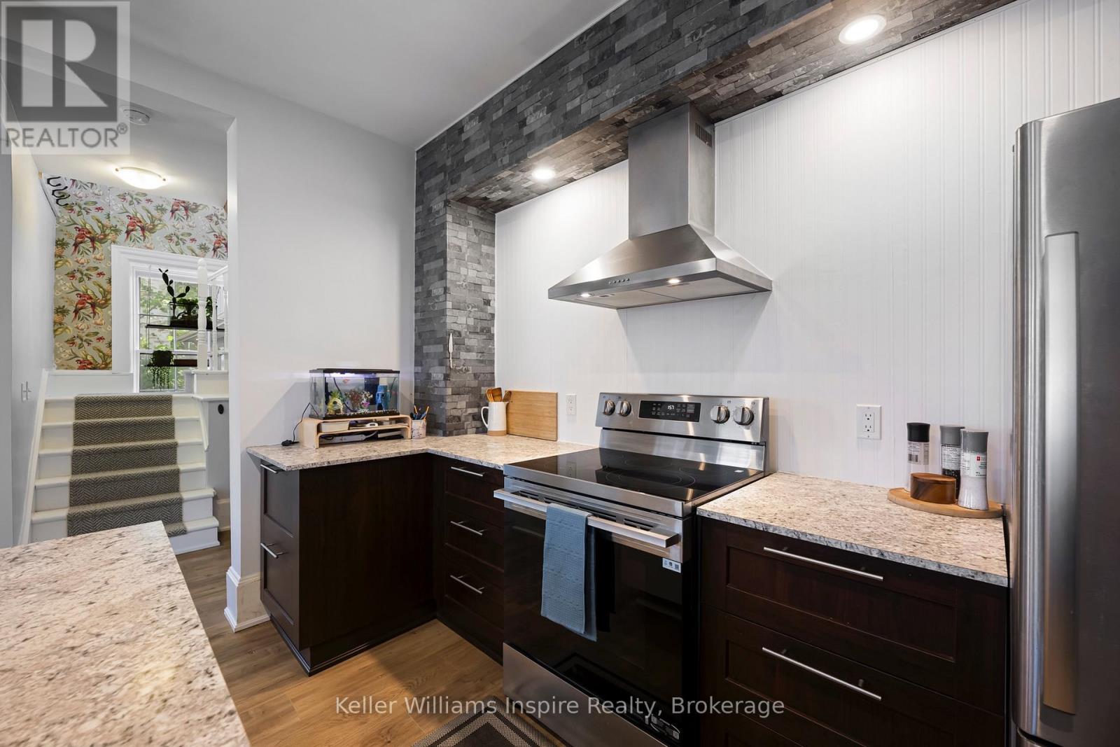 565 St David Street N Property Photo 11