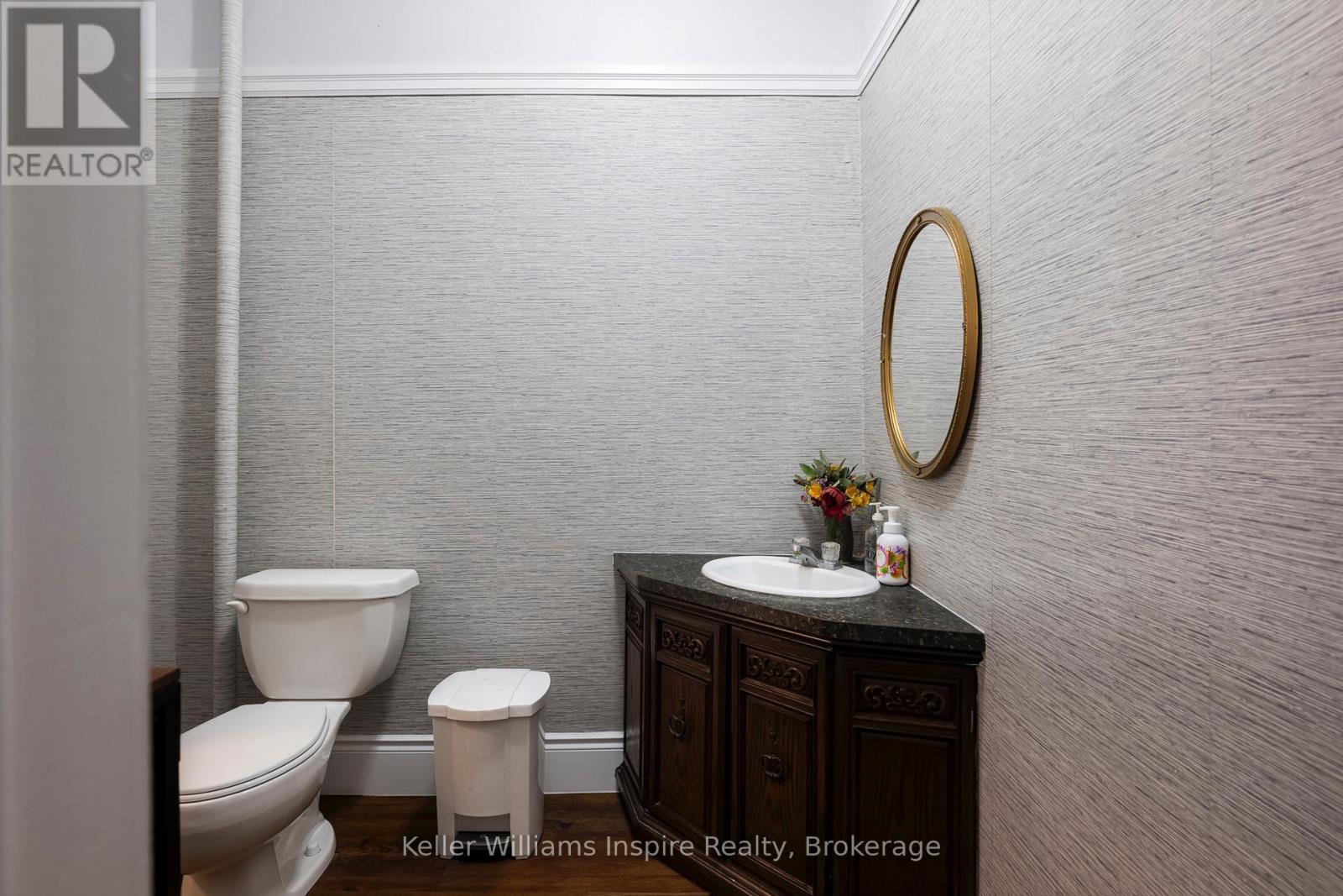 565 St David Street N Property Photo 19