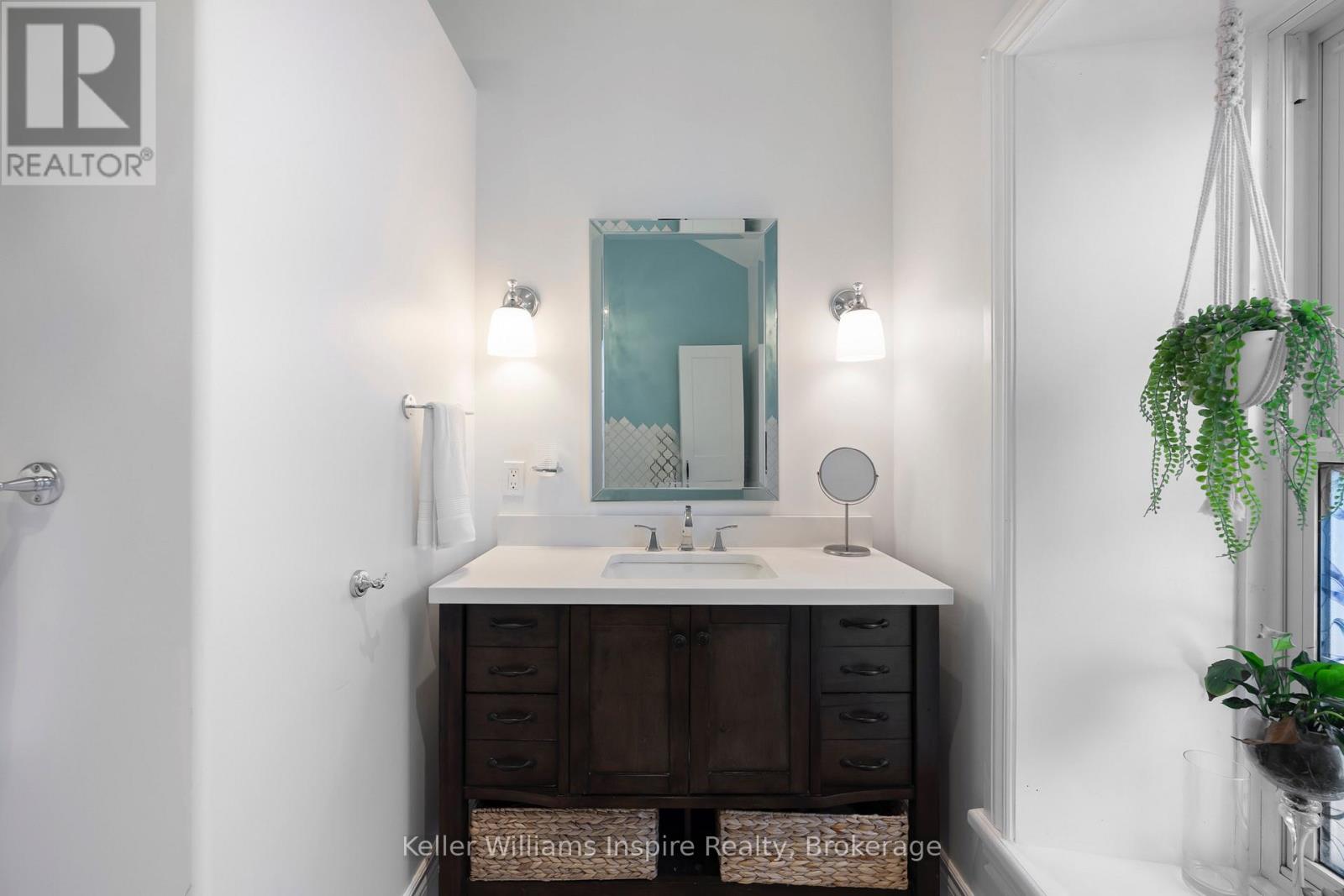 565 St David Street N Property Photo 26