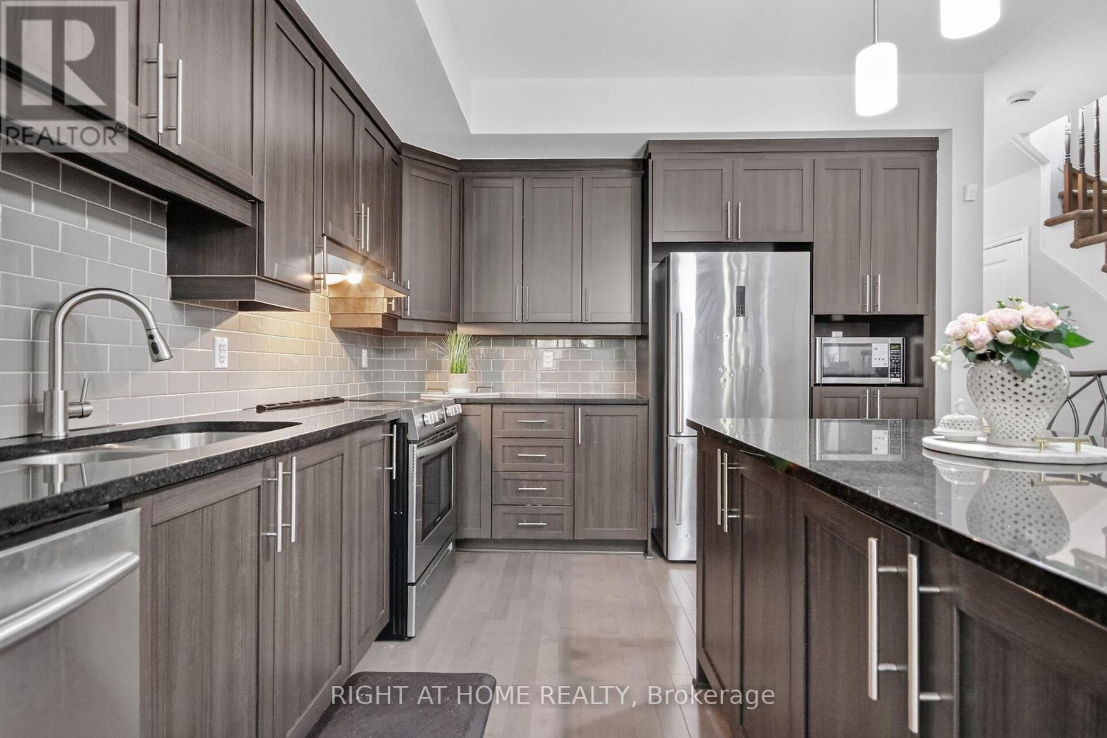 221 King Street Property Photo 10