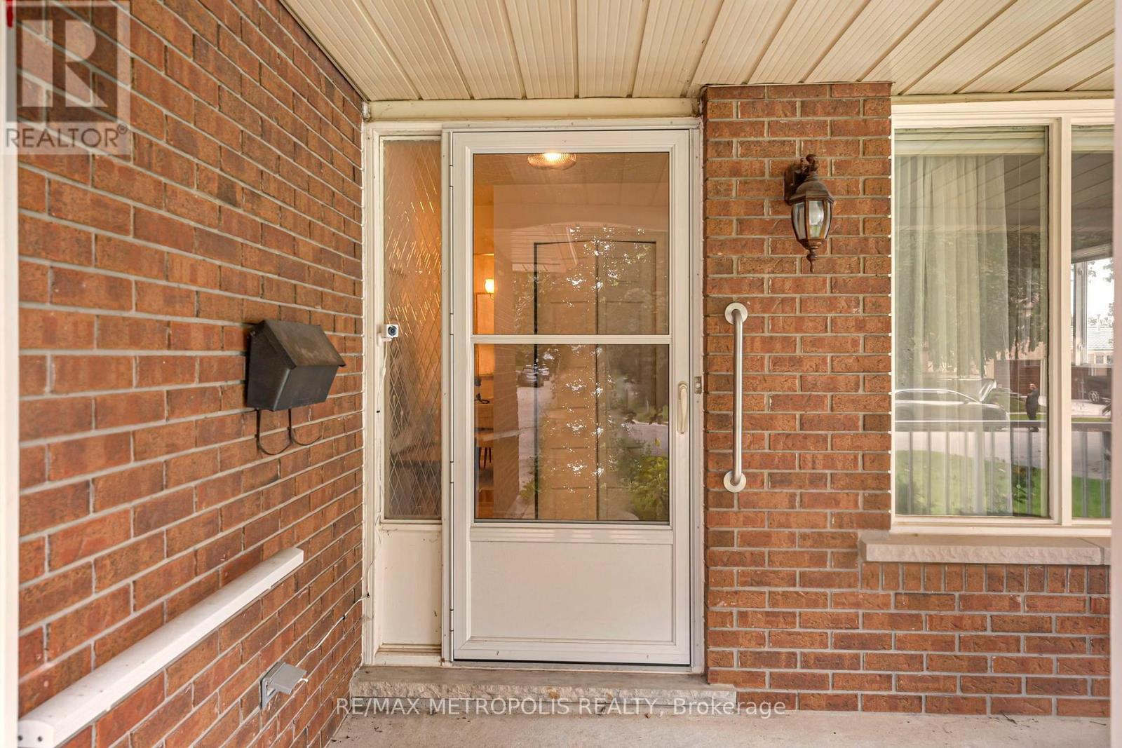 598 Black Oak Crescent Property Photo 3