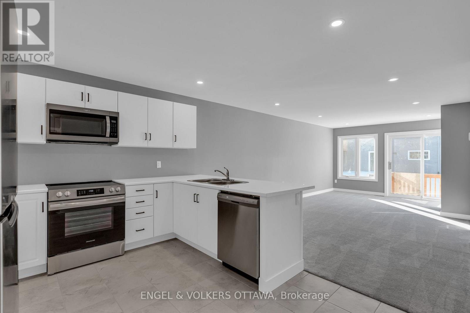 102 Seabert Drive Property Photo 3