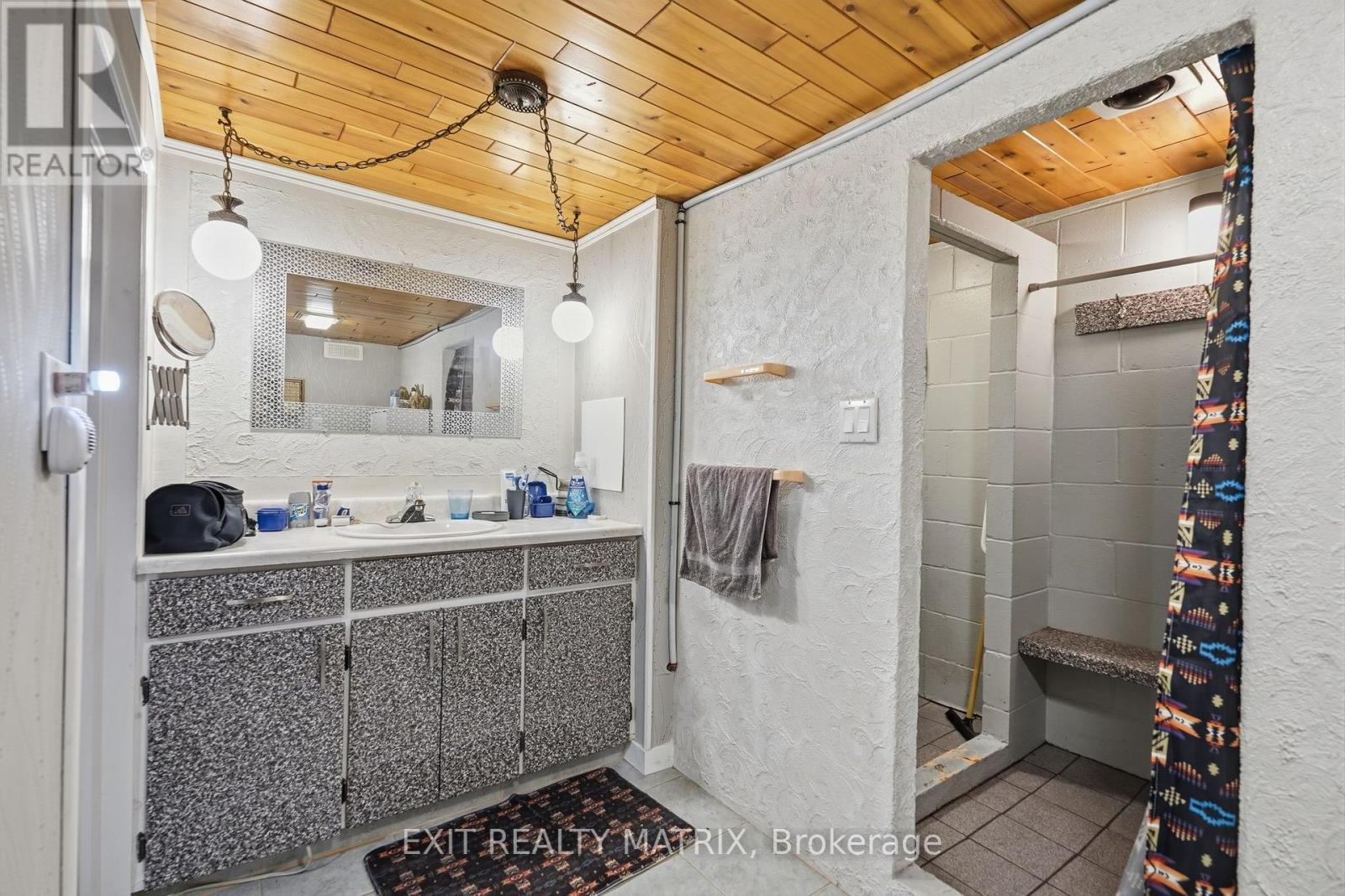 1055 Victoria Street Property Photo 31