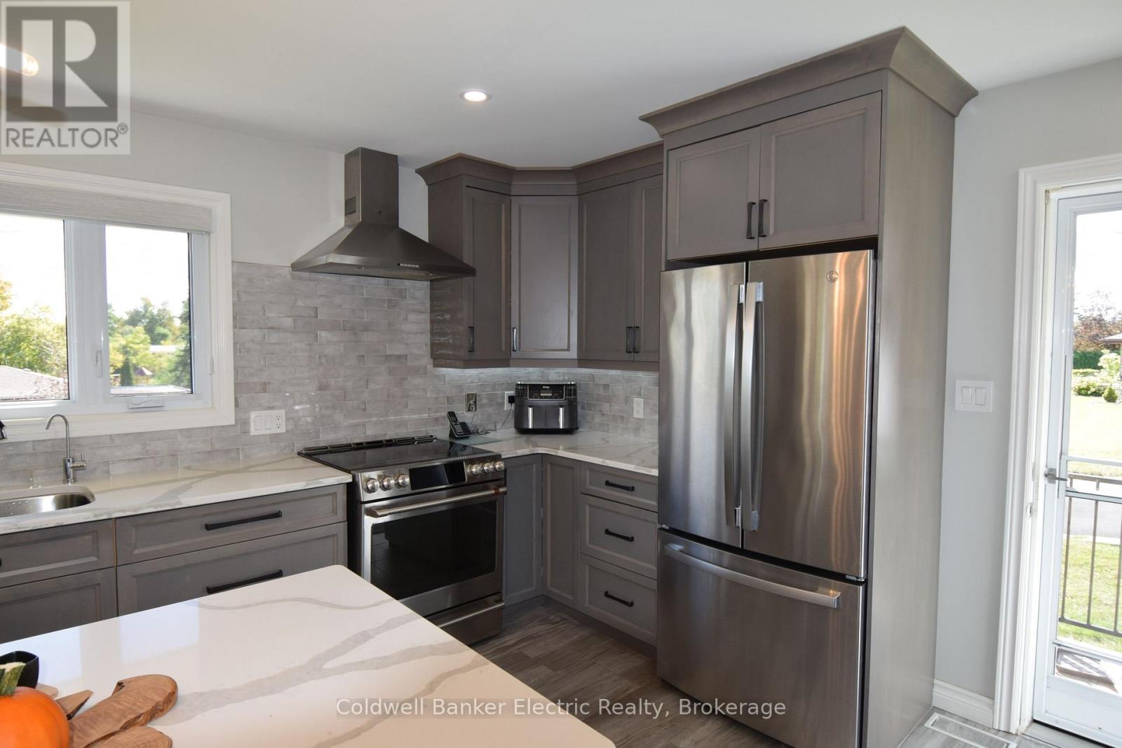 282 Gifford Drive Property Photo 4