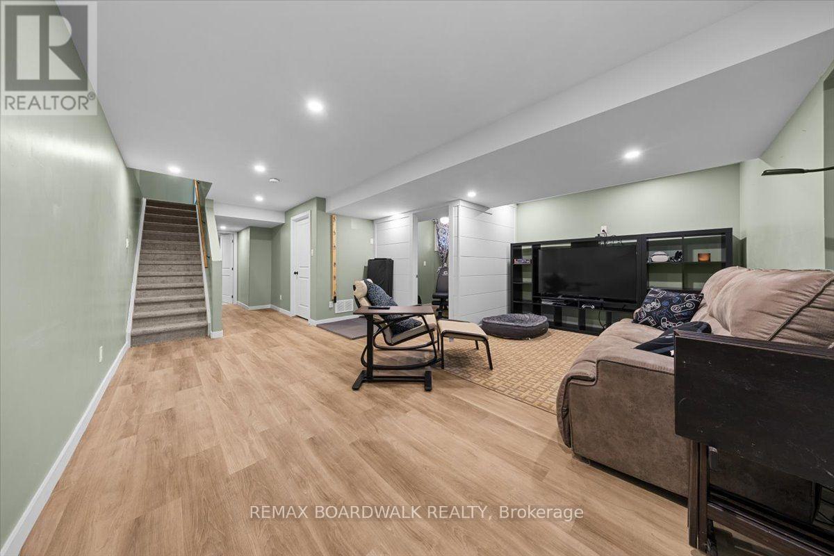 248 Munro Street Property Photo 34
