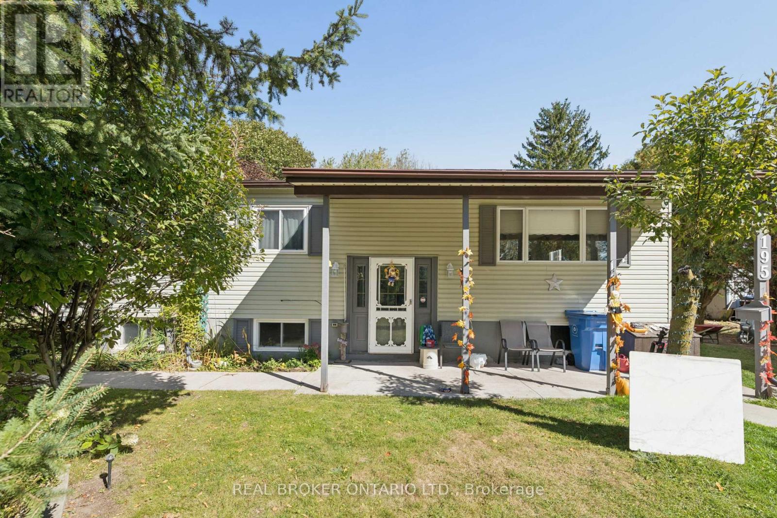 195 John Street S Property Photo 1