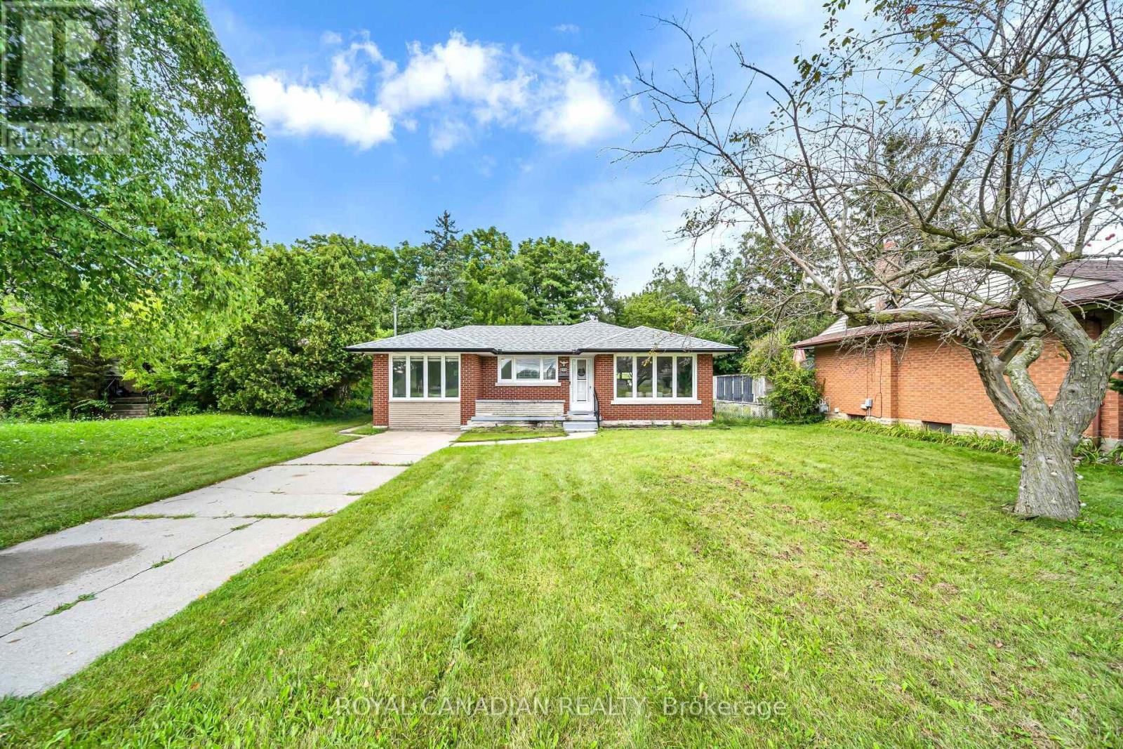 284 Cedar Crescent Property Photo 2
