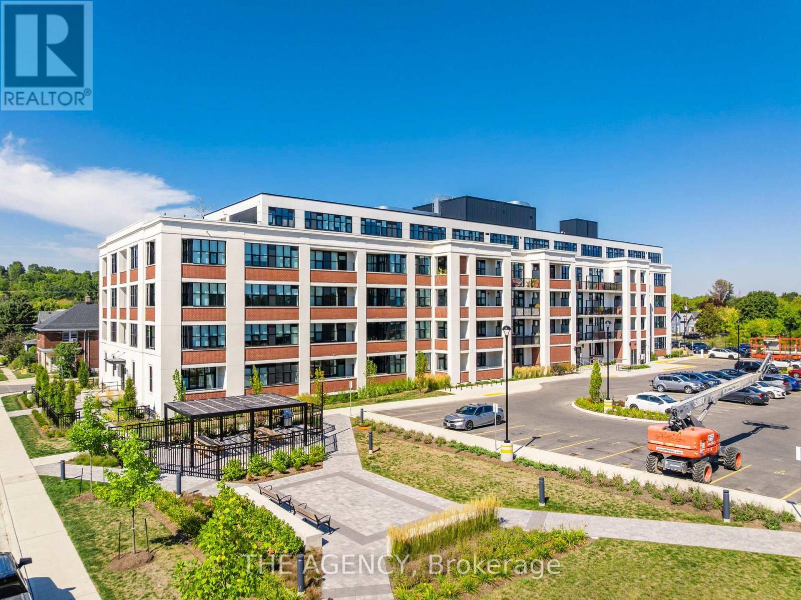 320 - 120 HURON STREET Property Photo 1