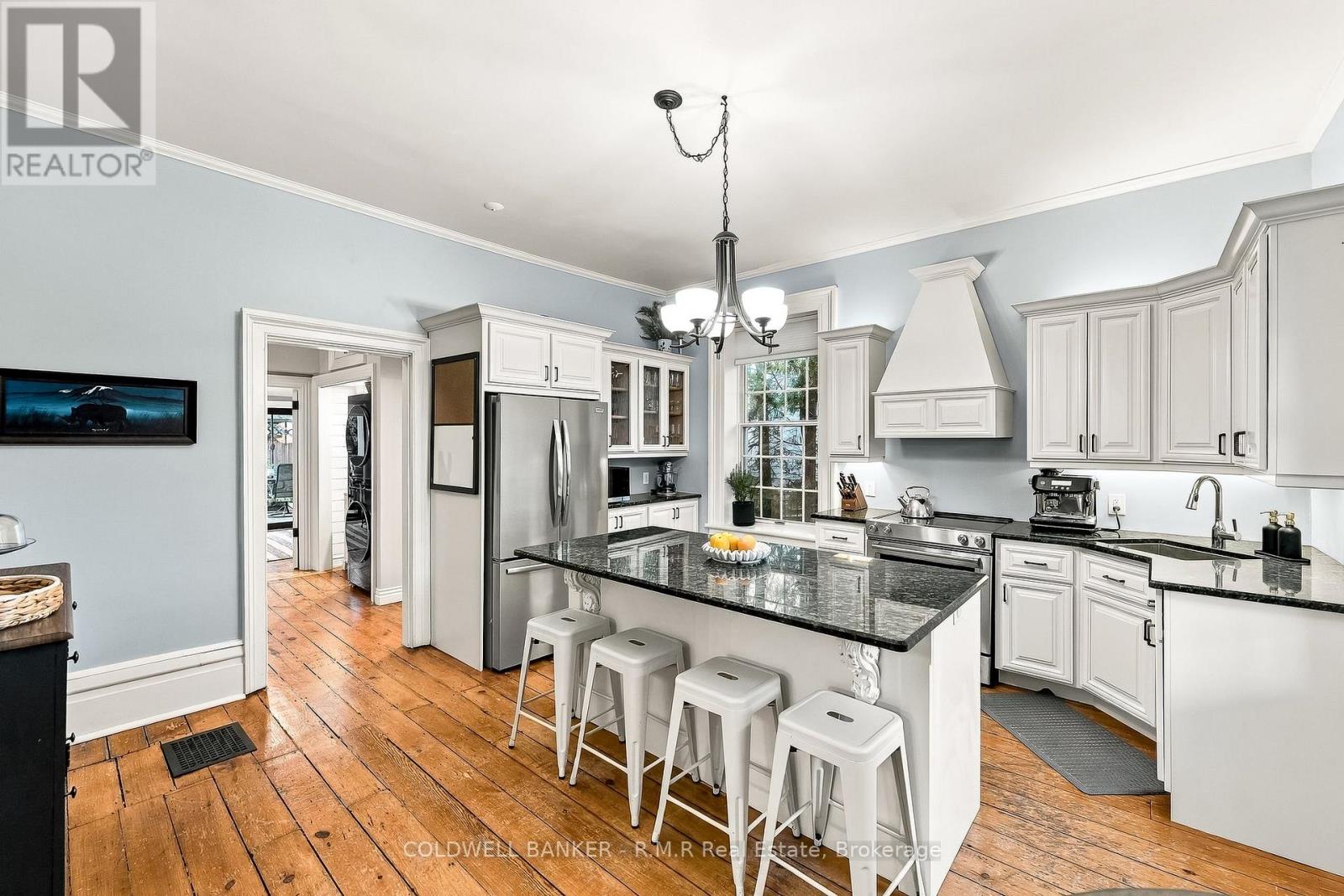 28 University Avenue W Property Photo 3