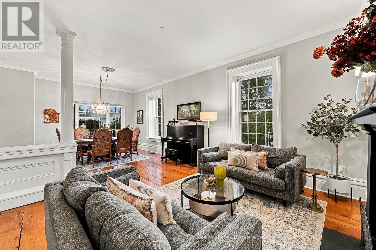 28 University Avenue W Property Photo 4