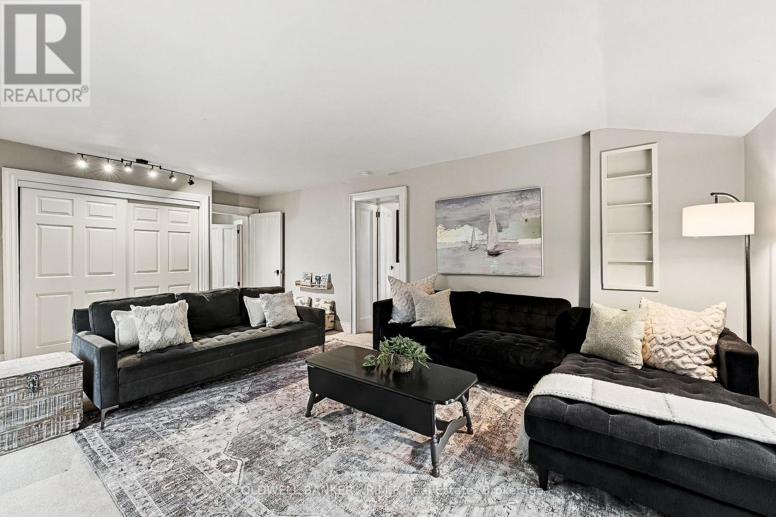 28 University Avenue W Property Photo 5