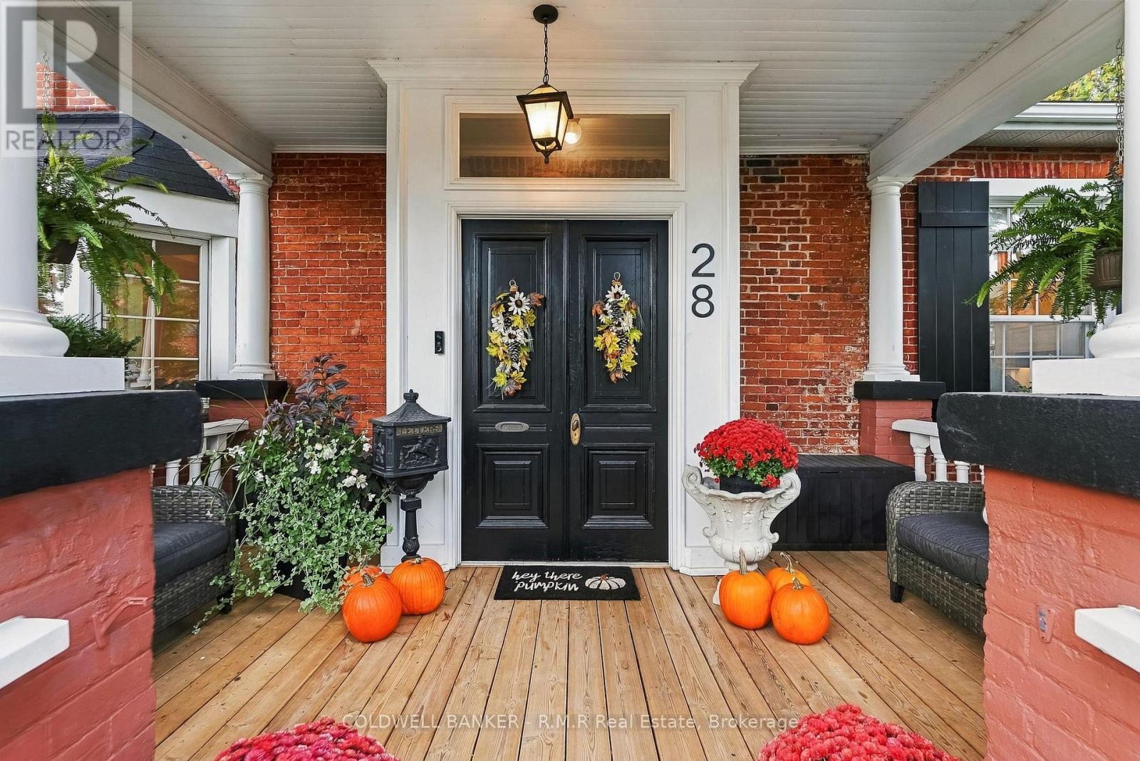 28 University Avenue W Property Photo 7
