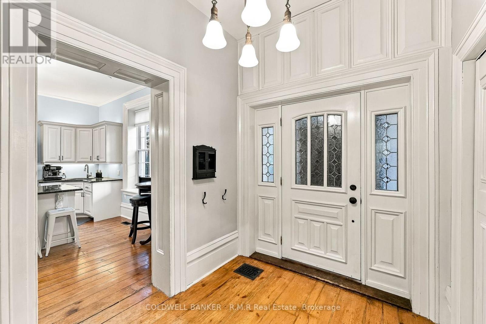 28 University Avenue W Property Photo 9