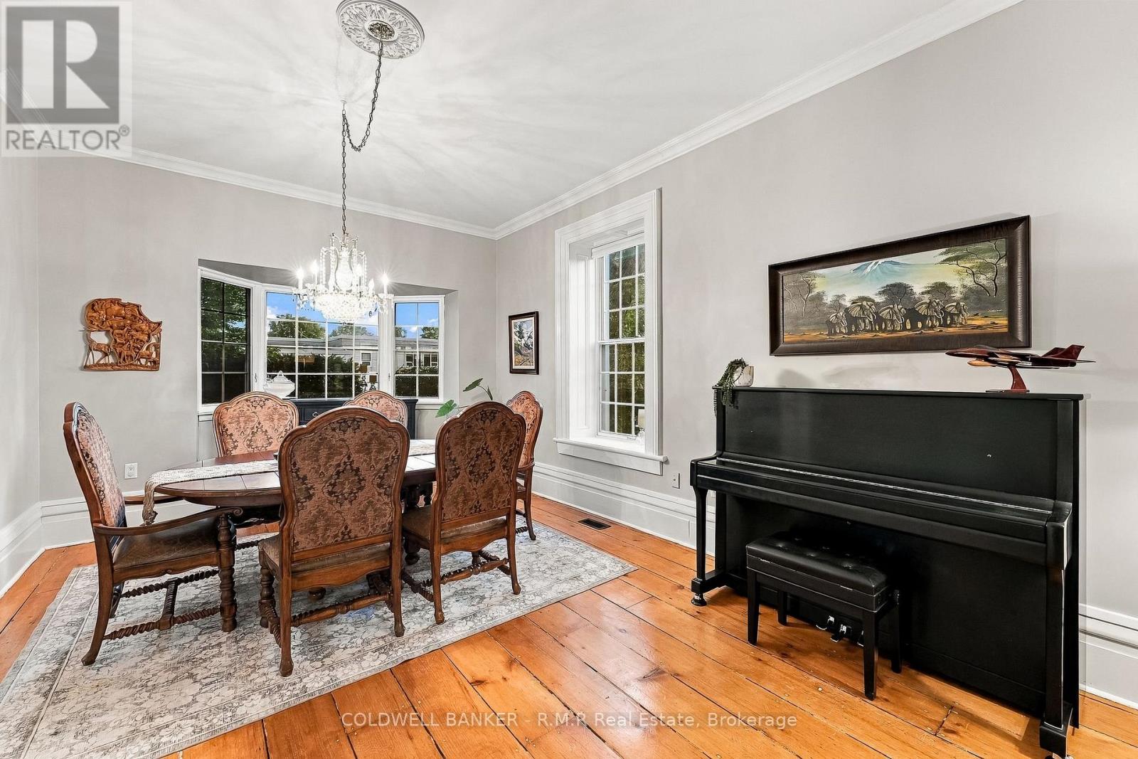 28 University Avenue W Property Photo 11