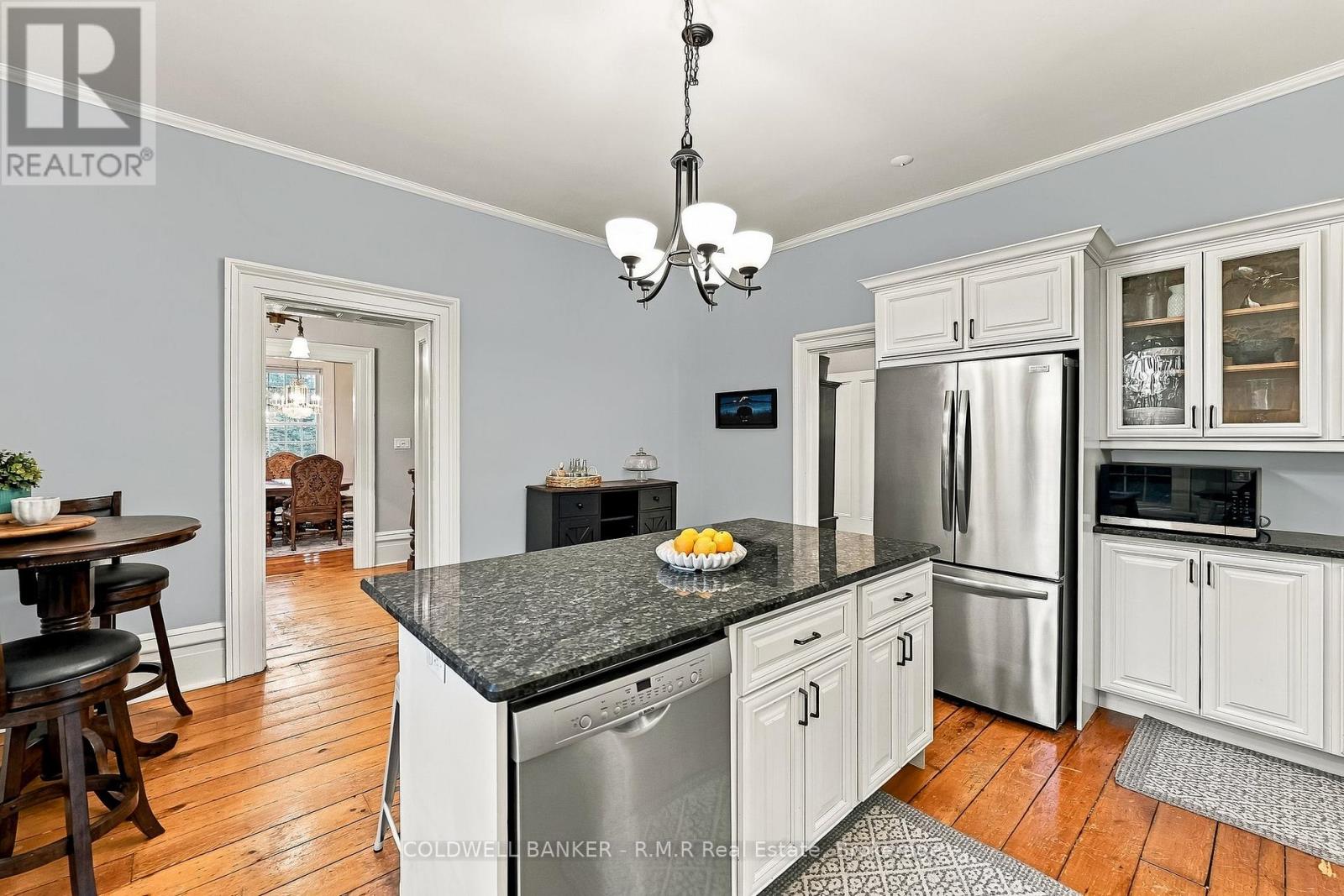 28 University Avenue W Property Photo 14